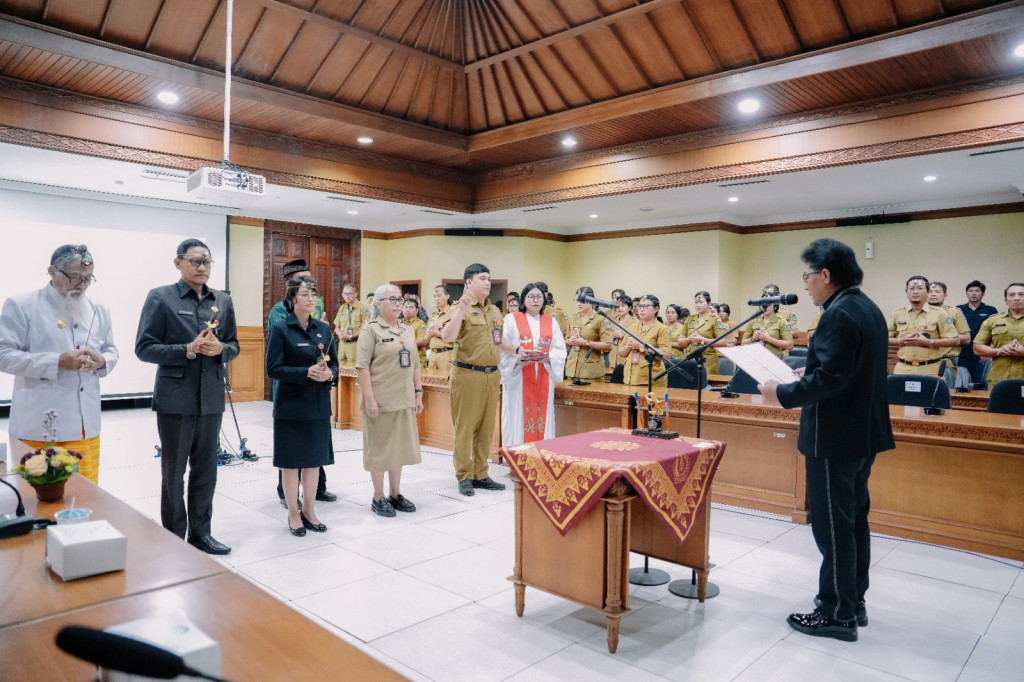Bupati Nyoman Giri Prasta Lantik 2 Pejabat Eselon II dan 39 Pejabat Fungsional